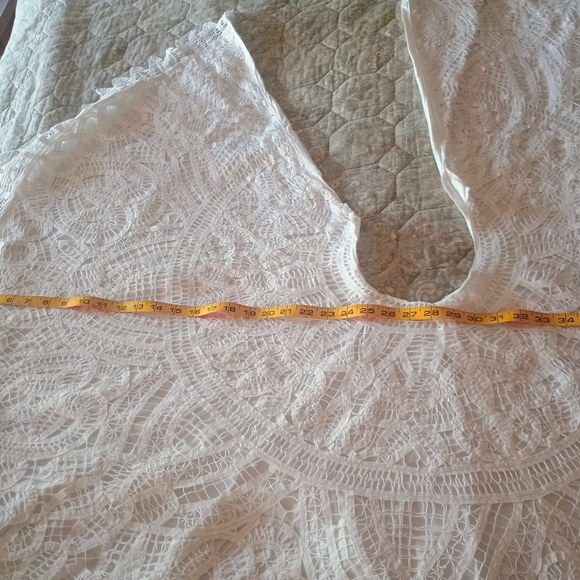 Elegant White Tree Skirt - Picture 5 of 7